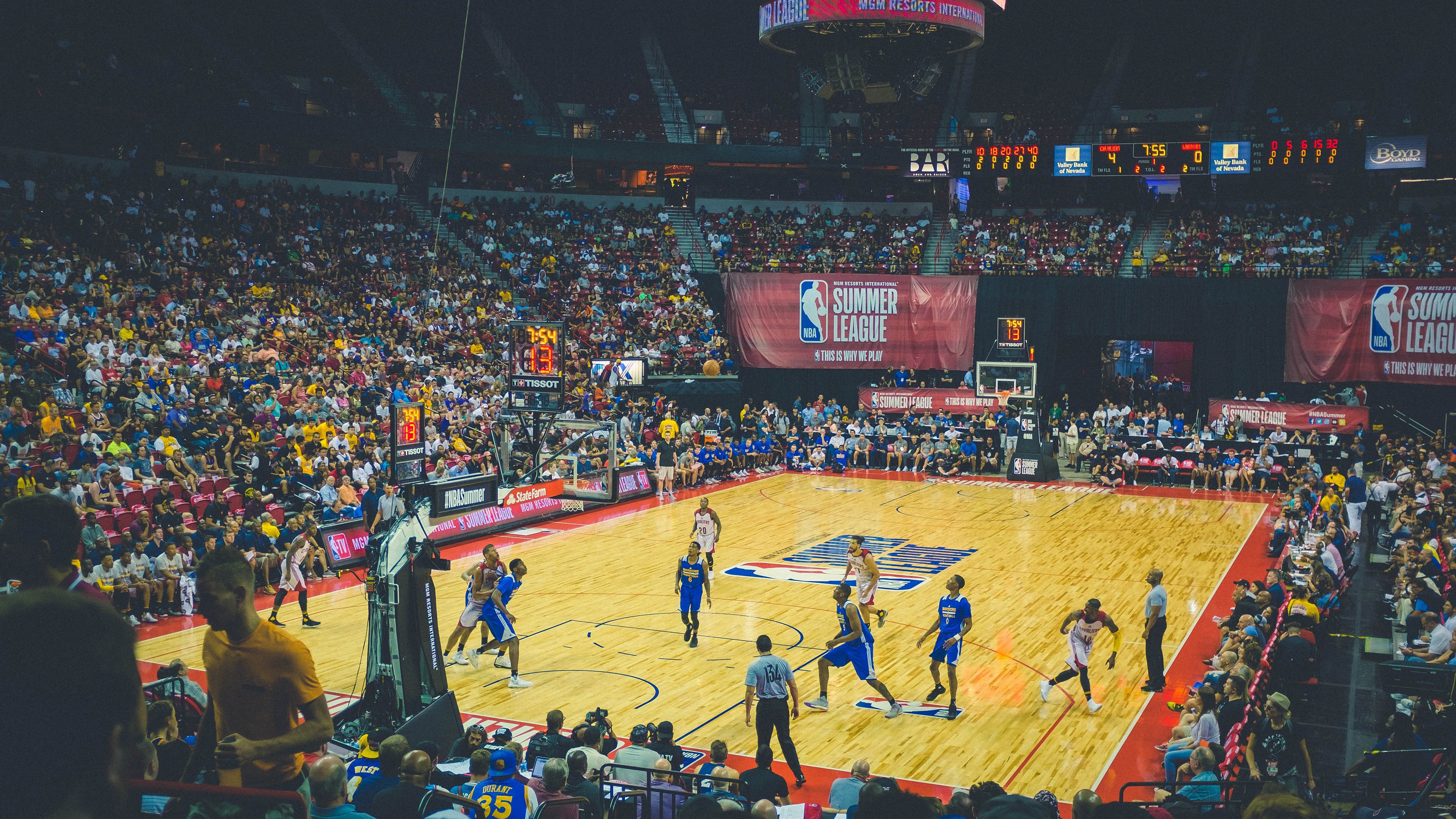 世界杯最新形势：俄克拉荷马城雷霆高居榜首，明尼苏达森林狼强势追赶，冠军归属成迷