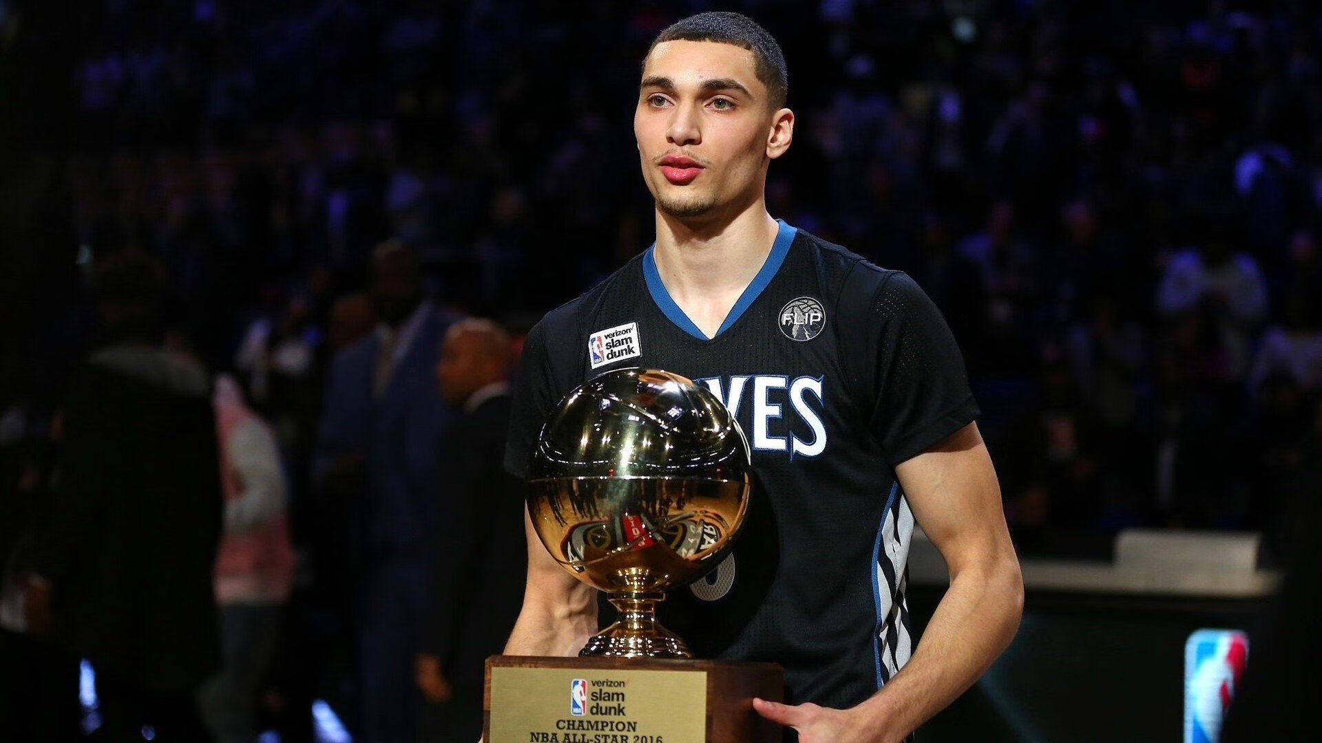 世界杯最新形势：俄克拉荷马城雷霆高居榜首，明尼苏达森林狼强势追赶，冠军归属成迷